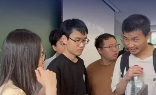 王虹的卡地亚,韦神的白开水 王虹的卡地亚,韦神的白开水