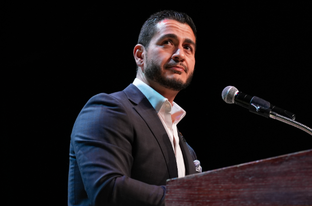 下一个曼达尼?左翼民主党人赢下关键参院初选 下一个曼达尼?左翼民主党人赢下关键参院初选