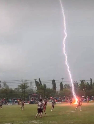 比赛进行中 24岁足球员遭雷劈死亡 惊悚视频曝光 比赛进行中 24岁足球员遭雷劈死亡 惊悚视频曝光