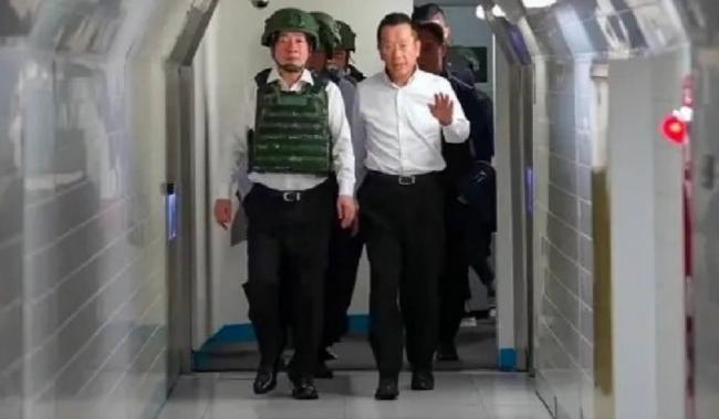 赖清德头戴钢盔练“逃生” 赖清德头戴钢盔练“逃生”