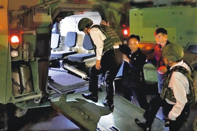 赖清德头戴钢盔练“逃生” 赖清德头戴钢盔练“逃生”
