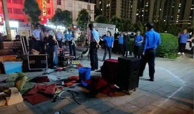 草原景区沿路满是扎胎铁钉,维修店漫天要价 草原景区沿路满是扎胎铁钉,维修店漫天要价