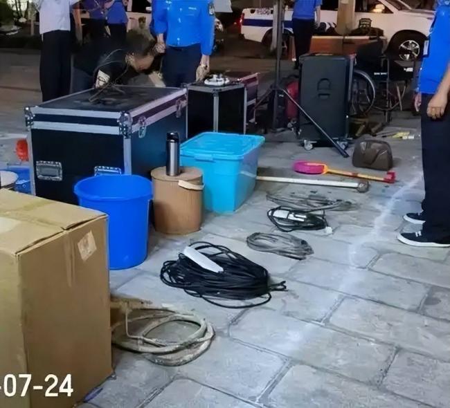 草原景区沿路满是扎胎铁钉,维修店漫天要价 草原景区沿路满是扎胎铁钉,维修店漫天要价