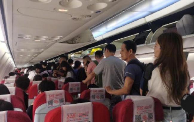 南航乘客大排长龙上厕所 中国网友热议 南航乘客大排长龙上厕所 中国网友热议