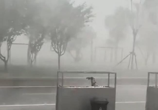 “这巨大的雨!”北京天昏地暗 惊悚画面曝光 “这巨大的雨!”北京天昏地暗 惊悚画面曝光