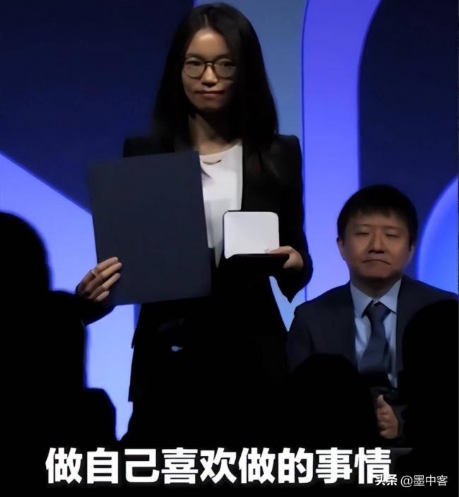 勇夺菲尔兹奖仅半月 王虹再迎喜讯 学术圈沉默 勇夺菲尔兹奖仅半月 王虹再迎喜讯 学术圈沉默