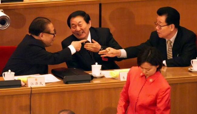 追忆当年:网民转发朱镕基、江泽民谈笑风生照片 追忆当年:网民转发朱镕基、江泽民谈笑风生照片