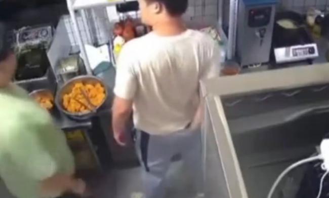 店员抠屁股后打包炸鸡20秒𫫇行把整家店搞没了 店员抠屁股后打包炸鸡20秒𫫇行把整家店搞没了
