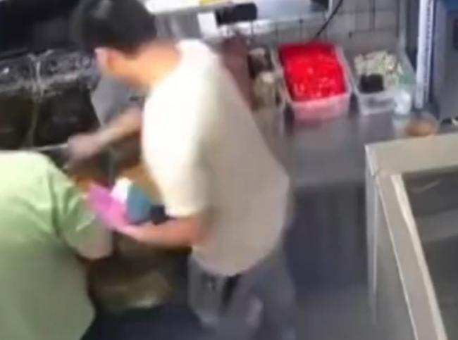 店员抠屁股后打包炸鸡20秒𫫇行把整家店搞没了 店员抠屁股后打包炸鸡20秒𫫇行把整家店搞没了