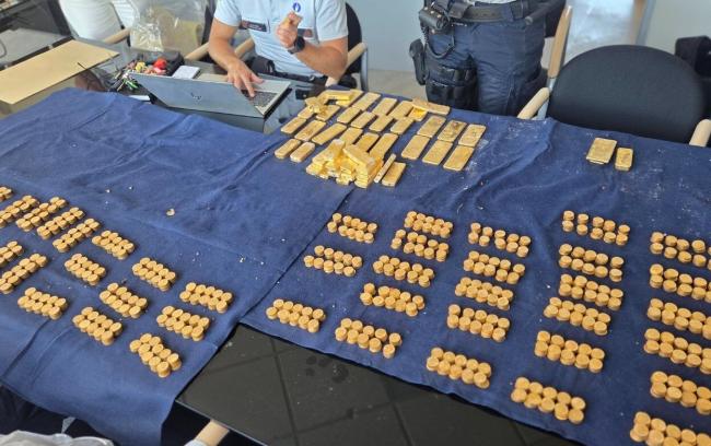 挖到千万美元黄金!50根金光闪闪 18岁学生吓呆 挖到千万美元黄金!50根金光闪闪 18岁学生吓呆