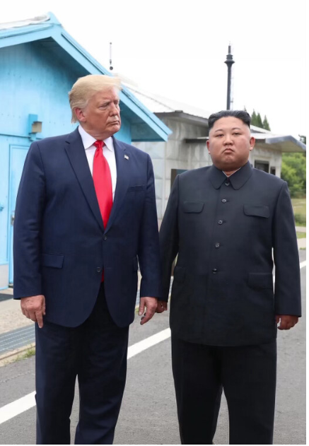 突然发布与他的合照!川普正谋大事? 突然发布与他的合照!川普正谋大事?