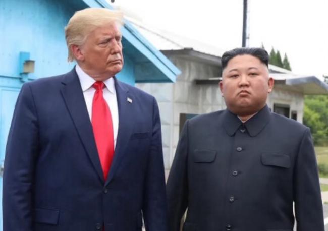 太难看了 川普晒与金正恩合照 太难看了 川普晒与金正恩合照