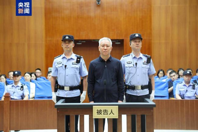 他才是恒大真正主人 身价520亿 娶小21岁女星 他才是恒大真正主人 身价520亿 娶小21岁女星