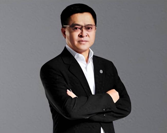 他才是恒大真正主人 身价520亿 娶小21岁女星 他才是恒大真正主人 身价520亿 娶小21岁女星