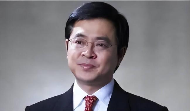 他才是恒大真正主人 身价520亿 娶小21岁女星 他才是恒大真正主人 身价520亿 娶小21岁女星