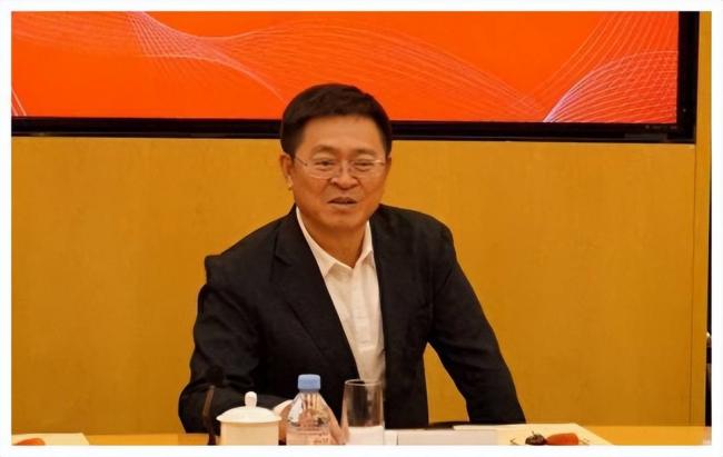 他才是恒大真正主人 身价520亿 娶小21岁女星 他才是恒大真正主人 身价520亿 娶小21岁女星