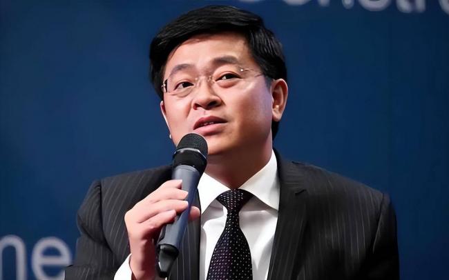 他才是恒大真正主人 身价520亿 娶小21岁女星 他才是恒大真正主人 身价520亿 娶小21岁女星