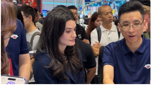 黄仁勋之女现身北京 参加世界机械人大会 黄仁勋之女现身北京 参加世界机械人大会