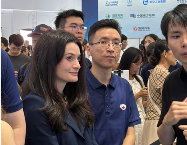 黄仁勋之女现身北京 参加世界机械人大会 黄仁勋之女现身北京 参加世界机械人大会