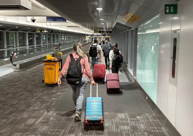 行李被别人误拿 找回要付钱 机场收费惹争议 行李被别人误拿 找回要付钱 机场收费惹争议