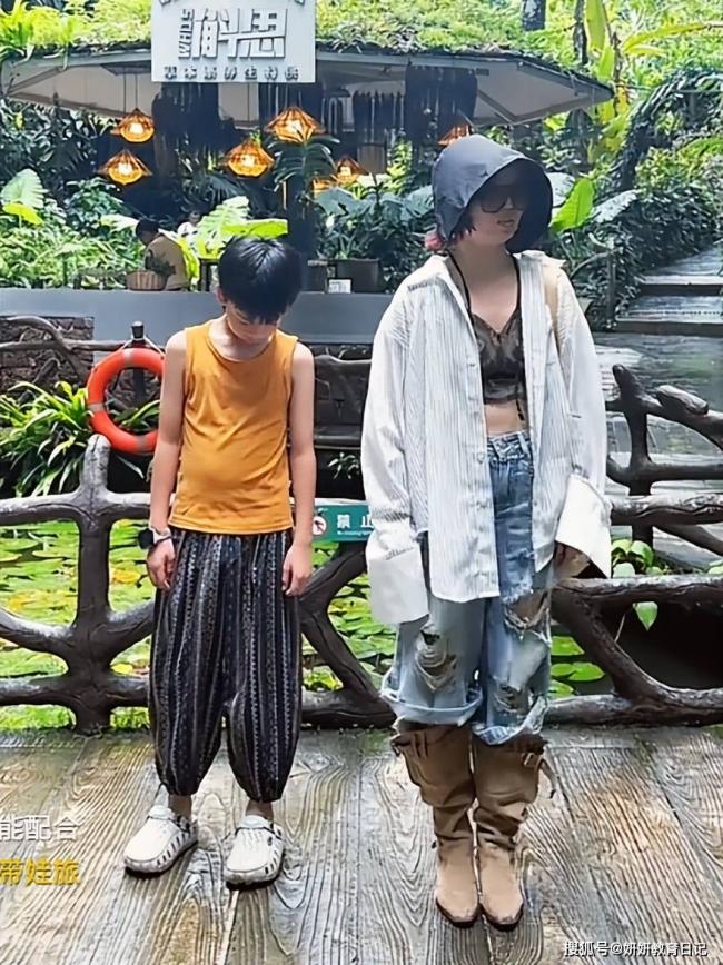 家长晒出旅游照片,网:下半身用力过猛 家长晒出旅游照片,网:下半身用力过猛