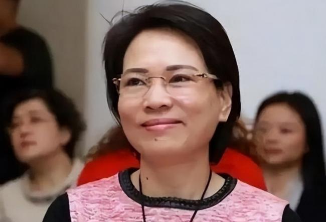 她白手起家赚800亿 被许家印拉下水 负债469亿 她白手起家赚800亿 被许家印拉下水 负债469亿