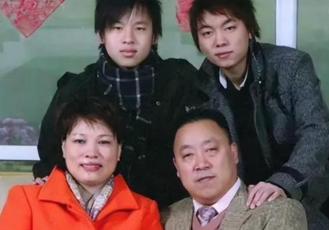 她白手起家赚800亿 被许家印拉下水 负债469亿 她白手起家赚800亿 被许家印拉下水 负债469亿