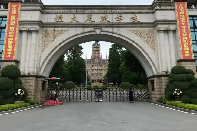 许家印他哥提前一年就卖房跑路了 但还是没跑掉 许家印他哥提前一年就卖房跑路了 但还是没跑掉