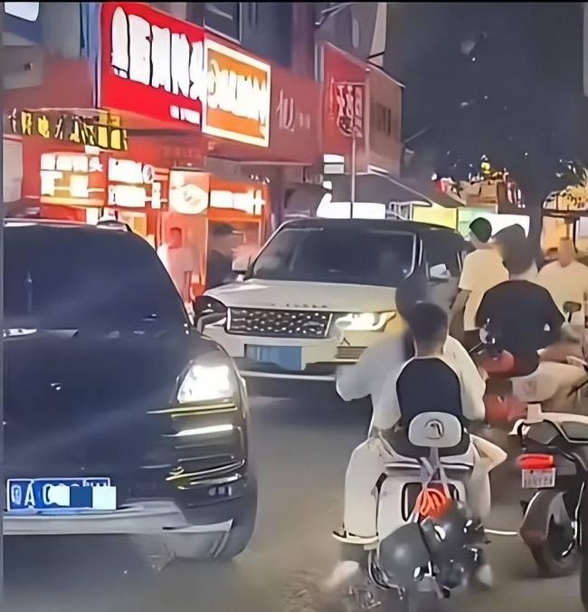 广东豪门捉奸现场!保时捷丈母娘硬核堵路 广东豪门捉奸现场!保时捷丈母娘硬核堵路