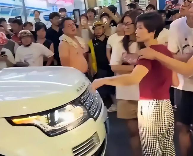 广东豪门捉奸现场!保时捷丈母娘硬核堵路 广东豪门捉奸现场!保时捷丈母娘硬核堵路