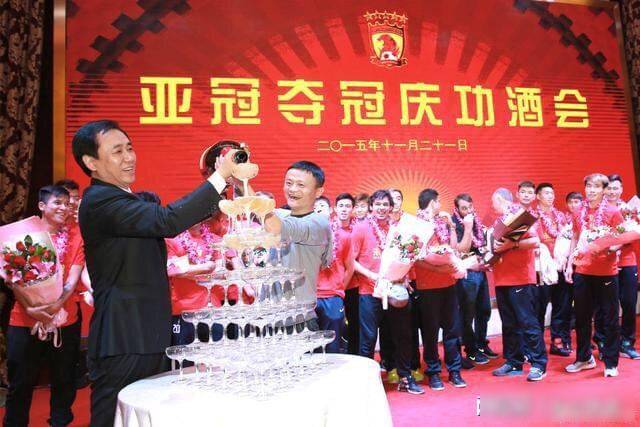 马云太“鸡贼” 与许家印旧照再登热搜 马云太“鸡贼” 与许家印旧照再登热搜