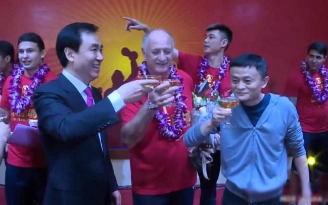马云太“鸡贼” 与许家印旧照再登热搜 马云太“鸡贼” 与许家印旧照再登热搜