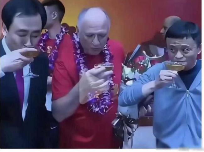 马云太“鸡贼” 与许家印旧照再登热搜 马云太“鸡贼” 与许家印旧照再登热搜