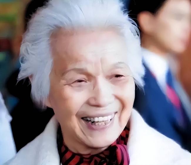父亲正国级、母亲副国级 她晚年“化缘”扶贫 父亲正国级、母亲副国级 她晚年“化缘”扶贫