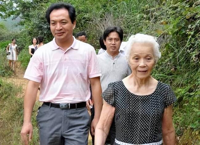 父亲正国级、母亲副国级 她晚年“化缘”扶贫 父亲正国级、母亲副国级 她晚年“化缘”扶贫