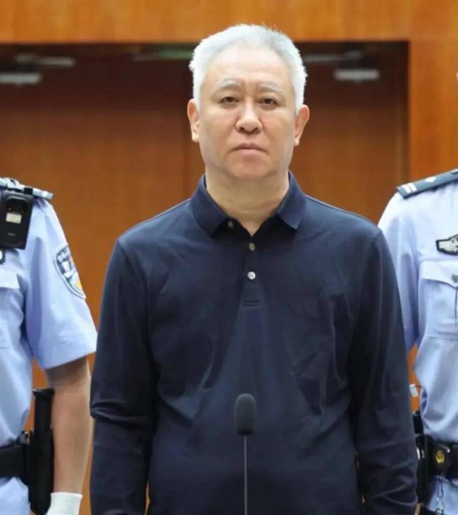 上联“许家印钱骗万亿” 下联非常精彩 上联“许家印钱骗万亿” 下联非常精彩