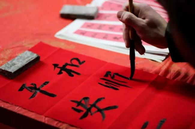 上联“许家印钱骗万亿” 下联非常精彩 上联“许家印钱骗万亿” 下联非常精彩