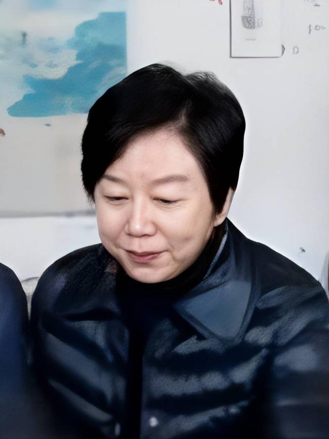 逃亡海外的丁玉梅 还藏着两张秘密保命底牌 逃亡海外的丁玉梅 还藏着两张秘密保命底牌
