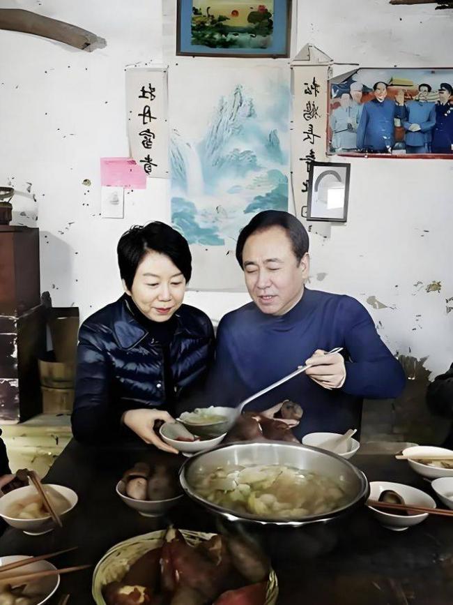 逃亡海外的丁玉梅 还藏着两张秘密保命底牌 逃亡海外的丁玉梅 还藏着两张秘密保命底牌