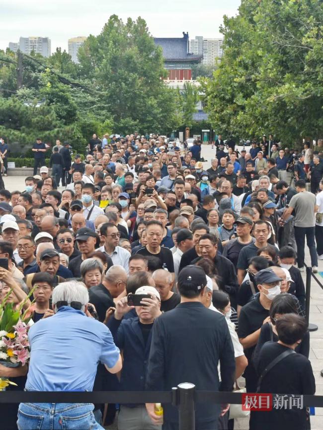唐师曾追悼会在北京八宝山举行 数千读者排队送行 唐师曾追悼会在北京八宝山举行 数千读者排队送行