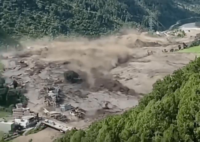 恐怖1分钟灭村 村民拔足狂奔场面惊心动魄 恐怖1分钟灭村 村民拔足狂奔场面惊心动魄