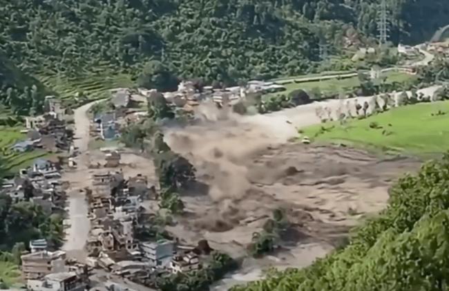 恐怖1分钟灭村 村民拔足狂奔场面惊心动魄 恐怖1分钟灭村 村民拔足狂奔场面惊心动魄