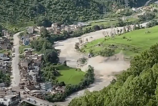 恐怖1分钟灭村 村民拔足狂奔场面惊心动魄 恐怖1分钟灭村 村民拔足狂奔场面惊心动魄