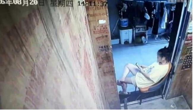 安徽女这方法蹭冷气 警方苦劝数小时被骂上热搜 安徽女这方法蹭冷气 警方苦劝数小时被骂上热搜