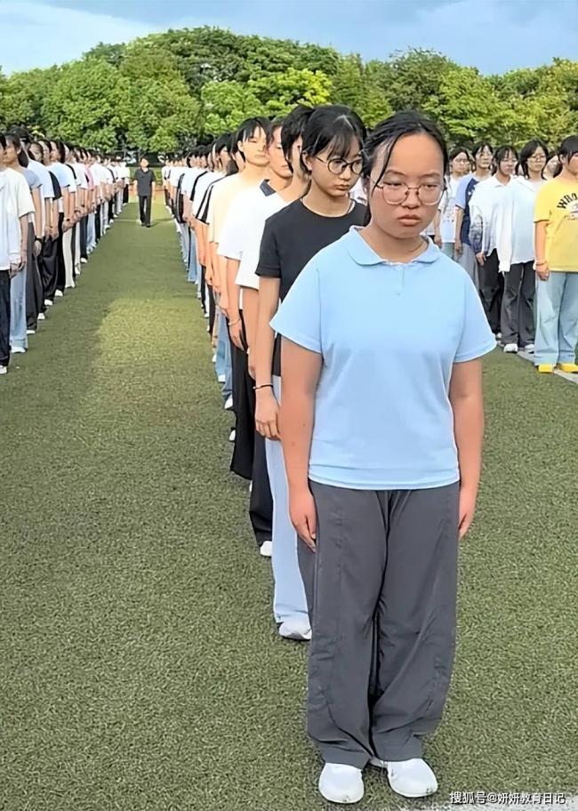 “每个都生无可恋、毫无朝气” 军训学生面相火了 “每个都生无可恋、毫无朝气” 军训学生面相火了