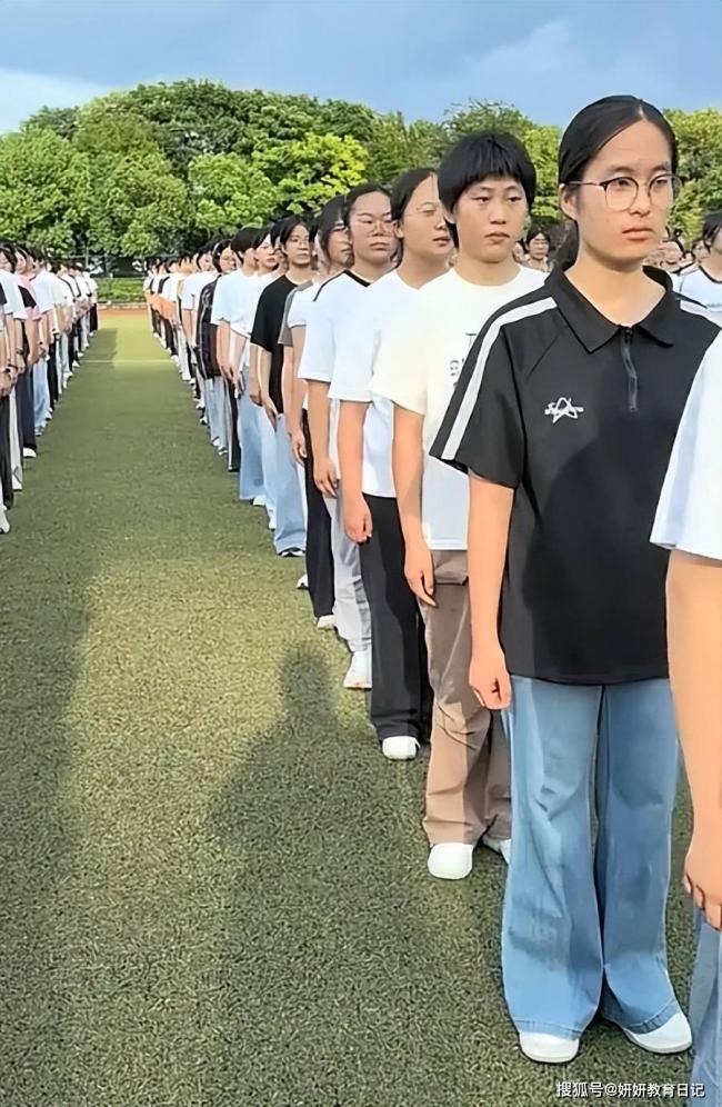 “每个都生无可恋、毫无朝气” 军训学生面相火了 “每个都生无可恋、毫无朝气” 军训学生面相火了