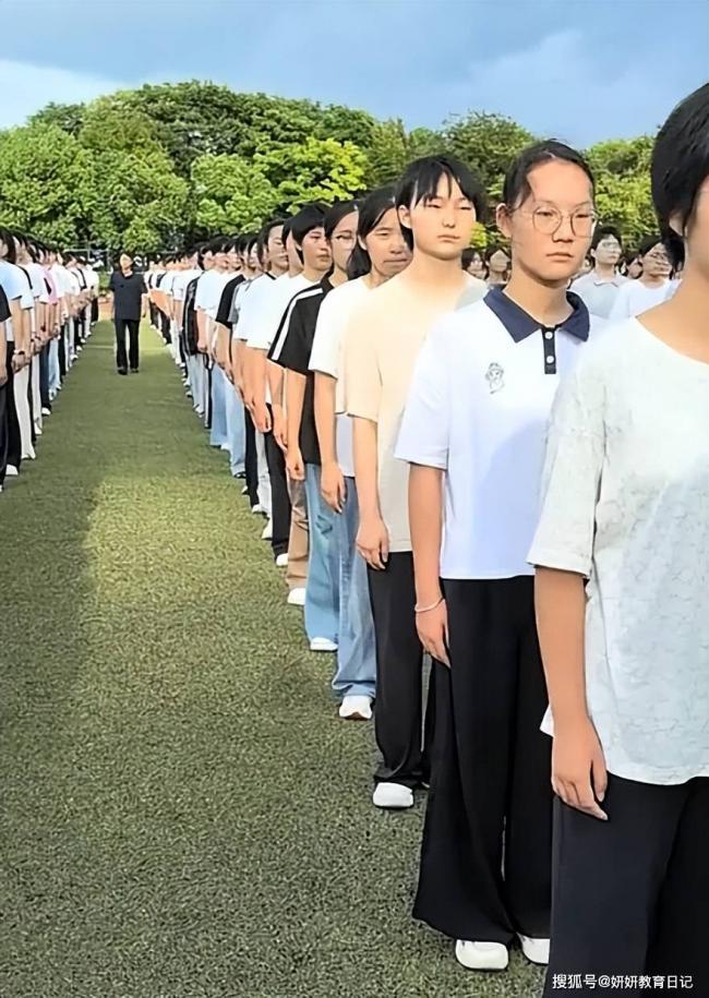 “每个都生无可恋、毫无朝气” 军训学生面相火了 “每个都生无可恋、毫无朝气” 军训学生面相火了