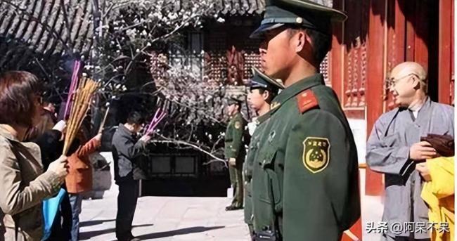 中国这座小寺庙 武警24小时站岗 中国这座小寺庙 武警24小时站岗
