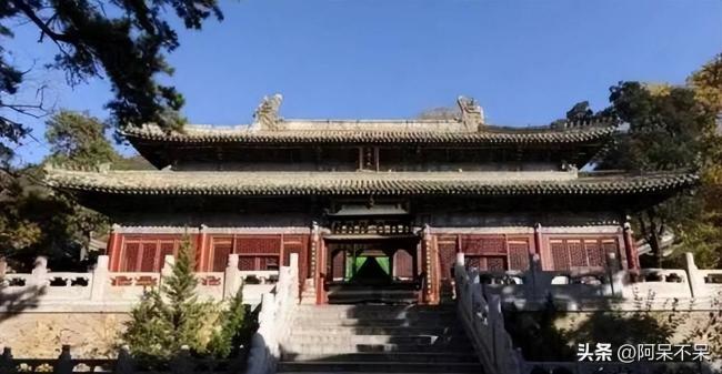 中国这座小寺庙 武警24小时站岗 中国这座小寺庙 武警24小时站岗