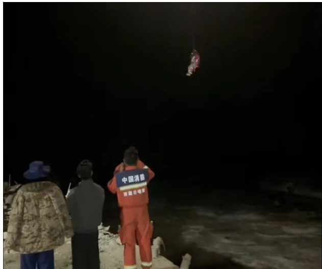 一群00后救援飞手在吉隆巨灾现场 崩溃了 一群00后救援飞手在吉隆巨灾现场 崩溃了